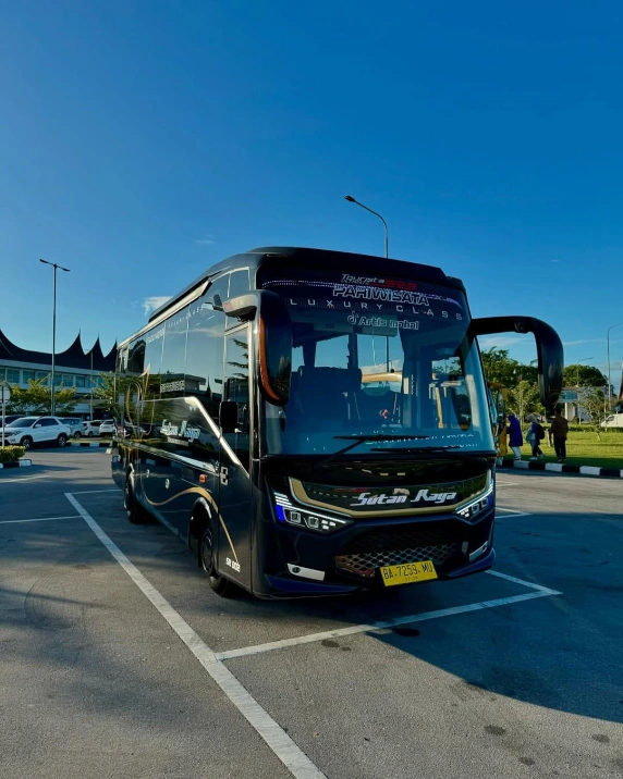 Bus Pariwisata Sutan Raya terbaru di jalanan Sumatera Barat