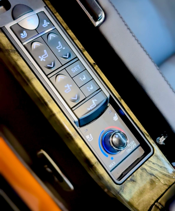 Fasilitas hiburan di dalam Bus Sutan Raya